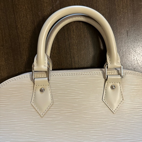 LV epi alma pm bag. - Picture 6 of 10